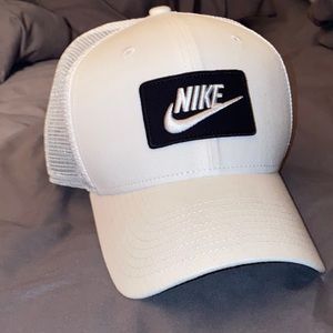 Nike snapback never worn.